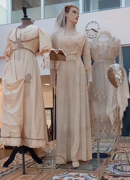 Expositie van trouwjurken in de bibliotheek - Stichting Armslag Stadskanaal