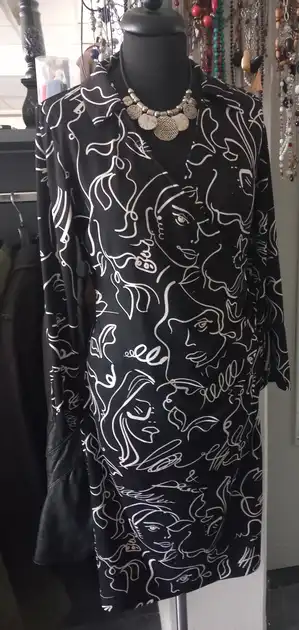 Volop voorjaarskleding en oranje kleding Stichting Armslag Stadskanaal