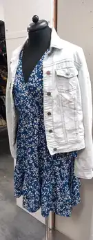 Volop voorjaarskleding en oranje kleding Stichting Armslag Stadskanaal