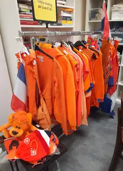 Volop voorjaarskleding en oranje kleding Stichting Armslag Stadskanaal